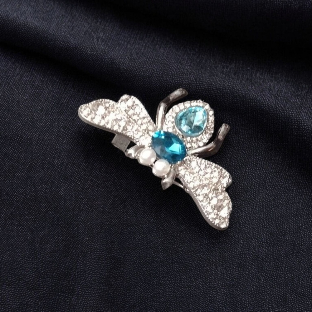 NWT Elegant Silver tone and Light Turquoise & Turquois & Clear Pearl Bee Brooch